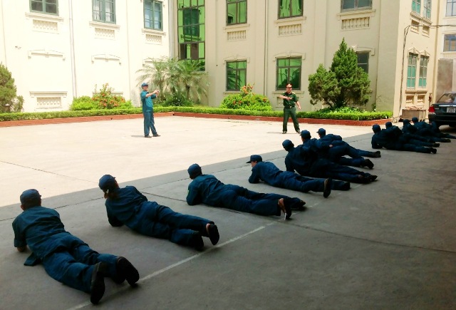 Công ty Sen vòi Viglacera tổ chức huấn luyện dân quân tự vệ năm 2013.